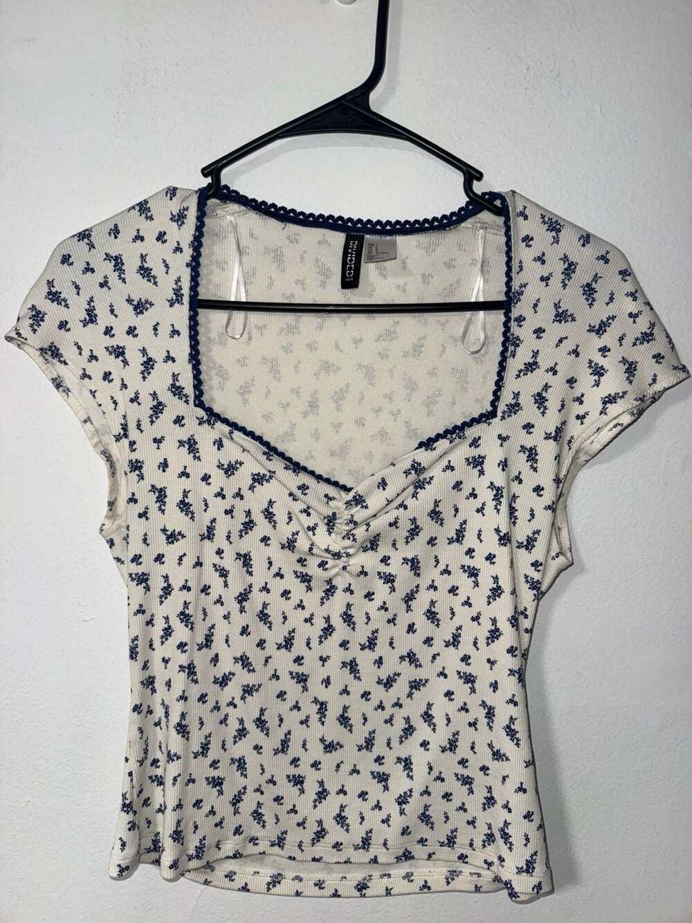 H&M Divided Cream Blue Floral Ribbed Sweetheart Neck Short Sleeve Top Size L